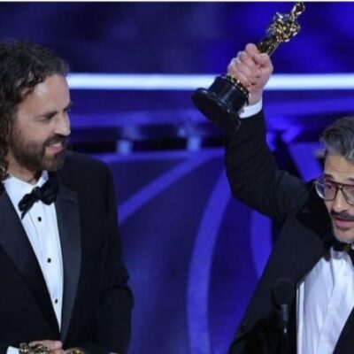 Alberto Mielgo y Leo Sánchez recogiendo el Oscar al mejor corto de animación