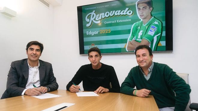 Édgar González firmando su renovación