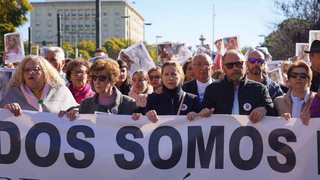 Los padres de la joven, Antonio del Castillo y Eva Casanueva, en la manifestación para exigir la repetición del juicio por el caso Marta del Castillo