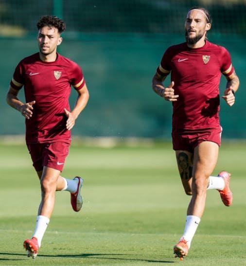 Munir y Nemanja Gudlej durante un entrenamiento con el Sevilla FC (Fuente: Instagram @munirhaddadi)