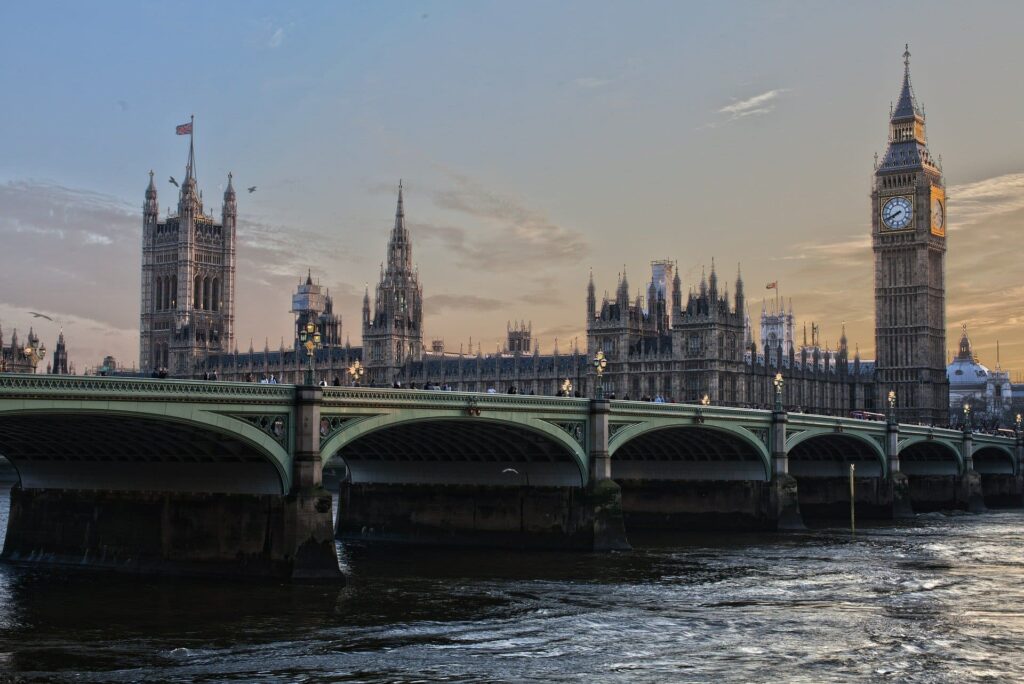 el Big Ben y el palacio de Westminster junto al río Támesis. (Fuente: Pixabay)