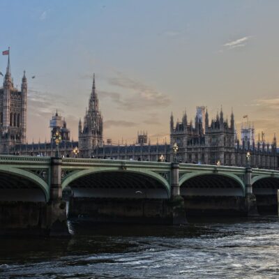 el Big Ben y el palacio de Westminster junto al río Támesis. (Fuente: Pixabay)