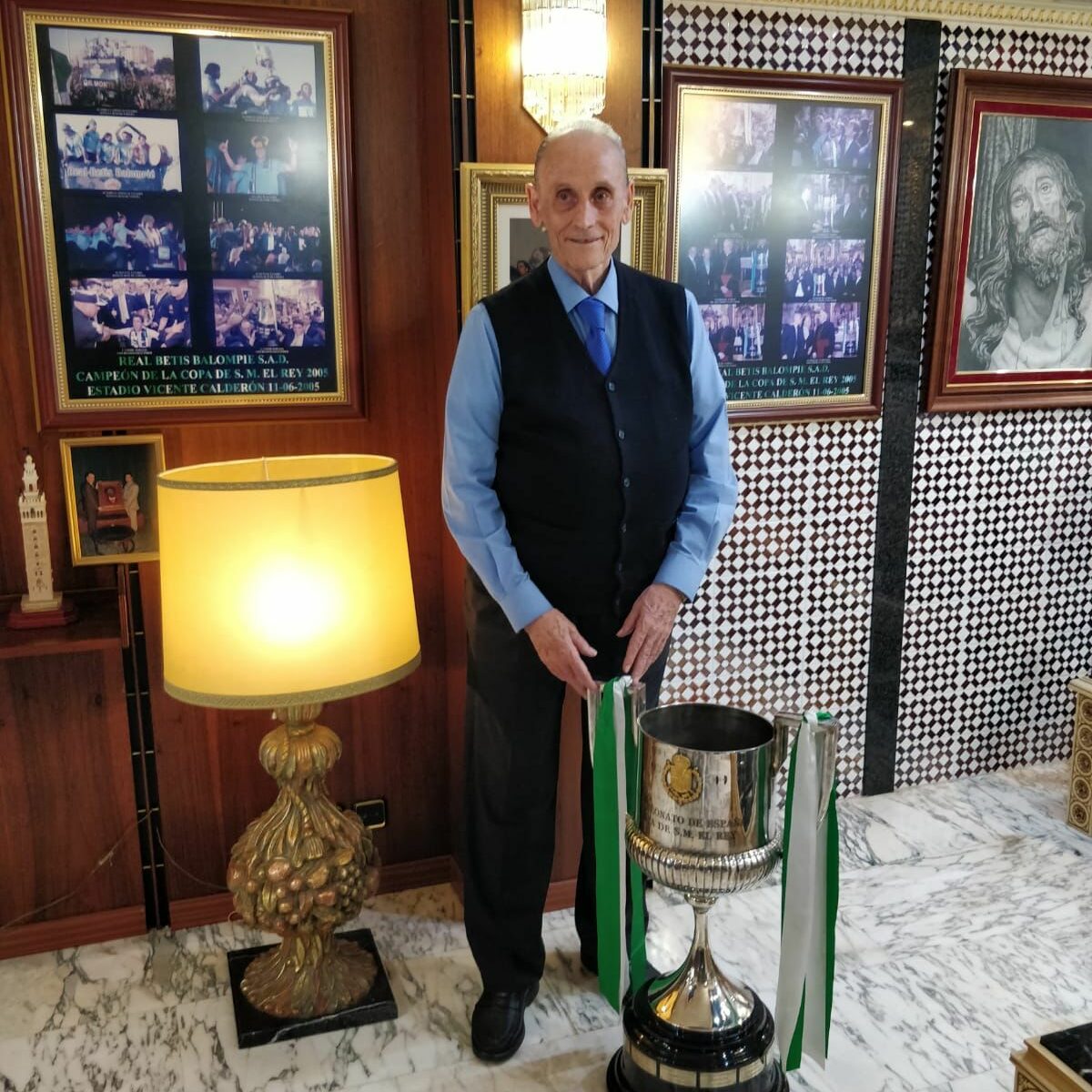 Manuel Ruiz de Lopera con la Copa del Rey