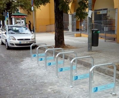 Aparcabicis público en una calle de Sevilla. (Fuente: Ayuntamiento de Sevilla).