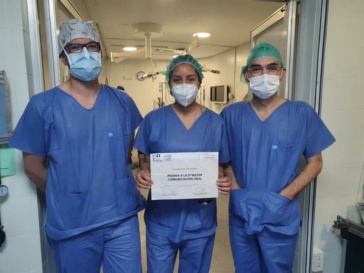 Sanitarios del servicio de Neurocirugía del Hospital Universitario Virgen Macarena posan junto al premio. Fuente: Instagram Hospital Virgen Macarena (@huvmacarena)