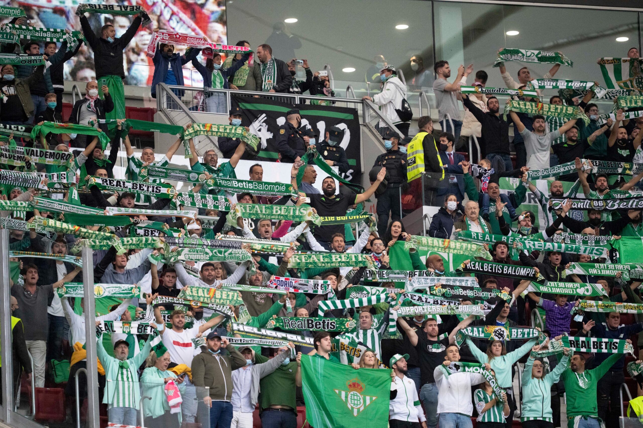 Aficionados del Real Betis durante un partido en el Benito Villamarín. (Fuente: Twitter @RealBetis)
