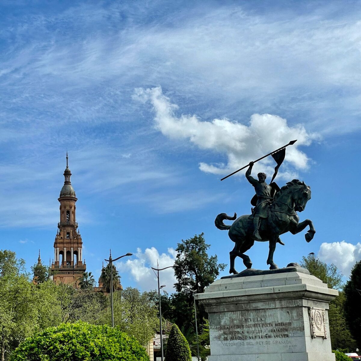 Monumento al Cid Campeador en Sevilla. De fondo, la Plaza de España. (Fuente: Ayuntamiento de Sevilla).