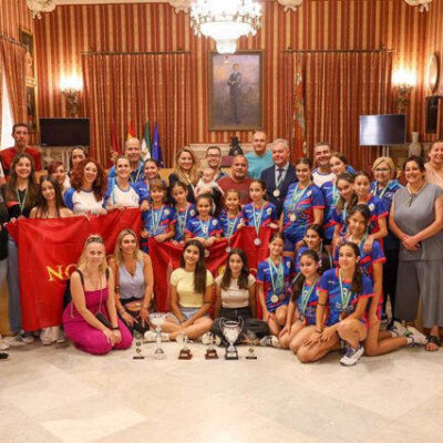El alcalde de Sevilla, José Luis Sanz, ha recibido en el Ayuntamiento a las deportistas benjamín y alevín del Club Deportivo Adriano Voley tras proclamarse campeonas de Andalucía en dichas categorías.