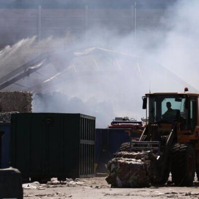 Incendio en una planta de reciclaje en el polígono industrial la Isla de Dos Hermanas (Sevilla), imagen de archivo.
