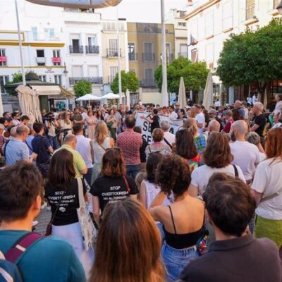 Cuidadanos reunidos en la Plaza del Salvador de Sevilla para protestar contra la 'turistificación'. - FRANCISCO J. OLMO / EUROPA PRESS.