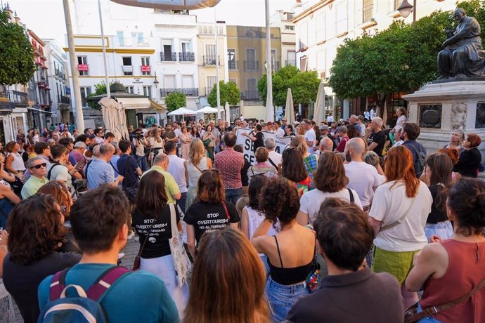 Cuidadanos reunidos en la Plaza del Salvador de Sevilla para protestar contra la 'turistificación'. - FRANCISCO J. OLMO / EUROPA PRESS.