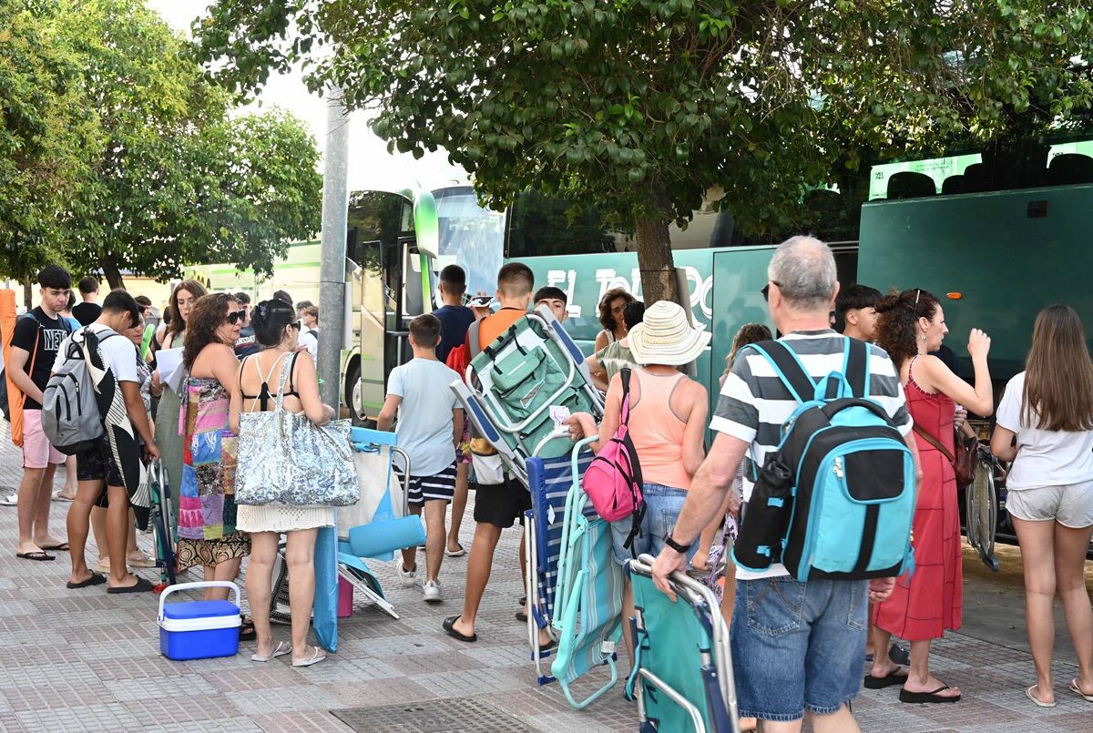 Los vecinos de Tomares se benefician de la iniciativa "Los jueves a la playa" del Ayuntamiento de Tomares.