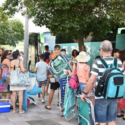 Los vecinos de Tomares se benefician de la iniciativa "Los jueves a la playa" del Ayuntamiento de Tomares.